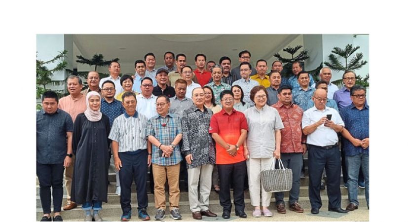 沙巴首长哈芝芝与支持他的州议员合影。