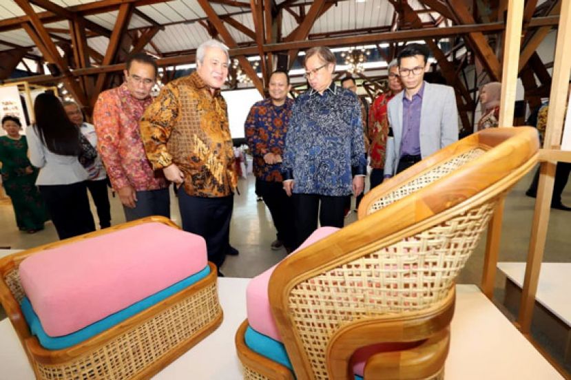 砂首长拿督巴丁宜阿邦佐哈里（右二）与副首长阿旺登雅（左二）在印尼万隆参观家具展。