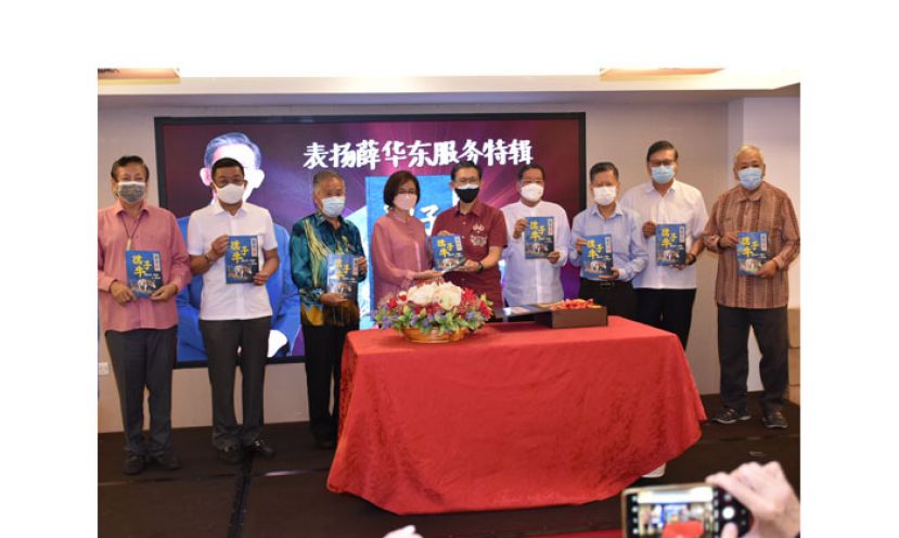 薛华东(左五)及夫人詹雪丽及出席嘉宾为《孺子牛》新书主持推展。