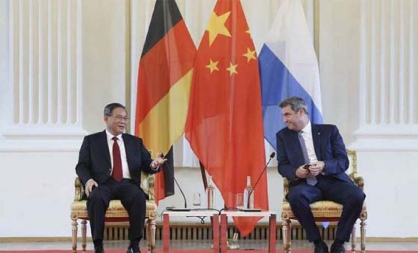 中国国务院总理李强（左）在访问德国期间赴巴伐利亚州参访，并会见州长索德（右）。