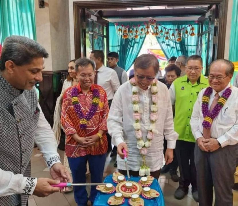 ●砂总理拿督巴丁宜阿邦佐哈里(右三)出席屠妖节庆典。右一为拿督阿玛道格拉斯和拿督斯里沈桂贤(左二)。