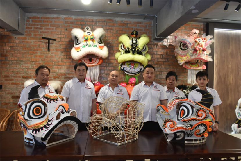 左一起为联兴武术协会武术主任杨子然、联兴武术协会会长陈志财、署理会场兼课程筹委会主席沈新豪、文化主任陈顺才、联兴属会理事许贵顺、秘书田诚伟。