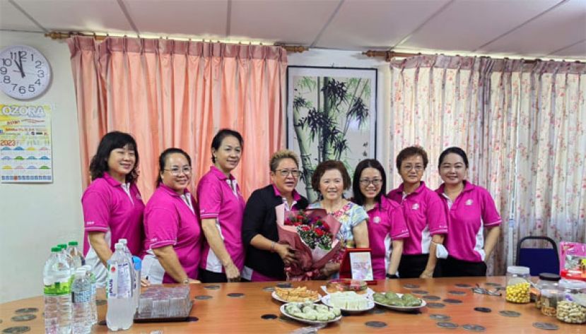妇女组主任朱缮霖（左四）为创会会长夫人拿汀斯里黄赛芳（右四）献上鲜花，祝贺母亲节快乐。