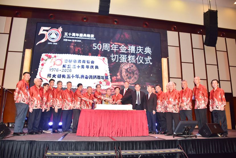 拿督阿玛沈桂贤（中）与全体理事共切50周年金禧庆典蛋糕。
