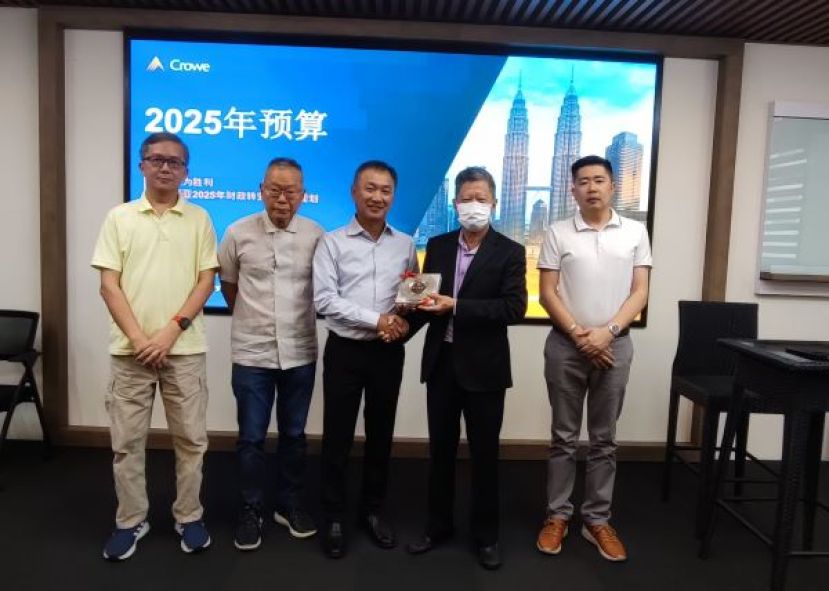 古晋中华总商会会长拿督陈日枝（右二）移交纪念予主讲人张添堡时摄。左起为青商团团长黄福庆以及工业组主任 陈育盛;右为副秘书长许瑞益。