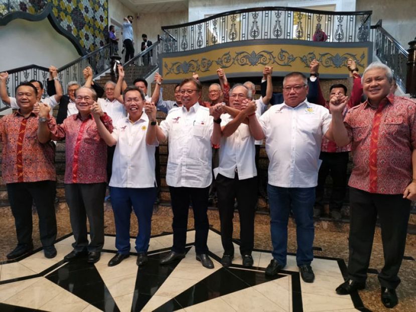 ●砂拉越政党联盟四成员党的领袖心手相连，誓言捍卫砂拉越的权益。