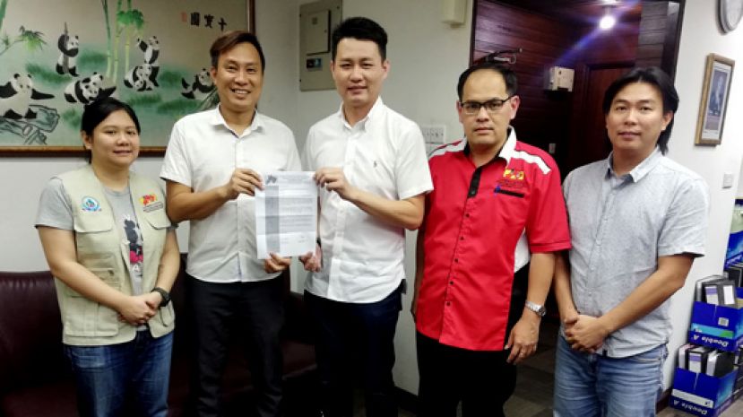 筹备会主席蔡传晋(左2)移交邀请函予林思健上议员(左3)，右2是北砂新协会长杨万勇。