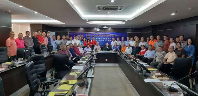 马福总会长拿督斯里刘为强太平局绅（中）与全体出席马福理事会议的理事合影。