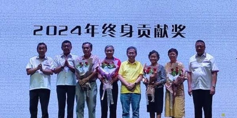 众嘉宾在颁发2024年终身贡献奖予4名教育工作者后合影，左起为黄张金发、拿督黄良杰、服务年资41年的陈应桐老师、服务年资40年的许武琳校长、主宾沈桂贤、服务年资42年的张银莲老师、服务年资40年的杨月玲老师及拿督蔡文铎。