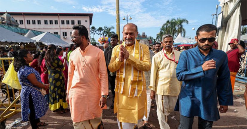 哥宾星（中）出席黑风洞的大宝森节庆典。