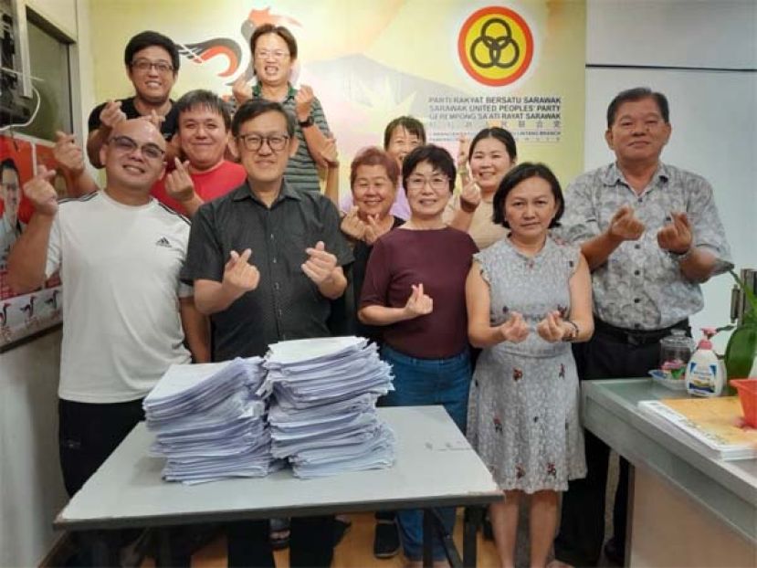 人联党峇都林当支部近期设流动柜台，接获众多民众申请健康福利计划。左起为青年团团长黄昭信、主席薛华东；右是副宣教陈中兴、支部执行秘书郭小凤等人。