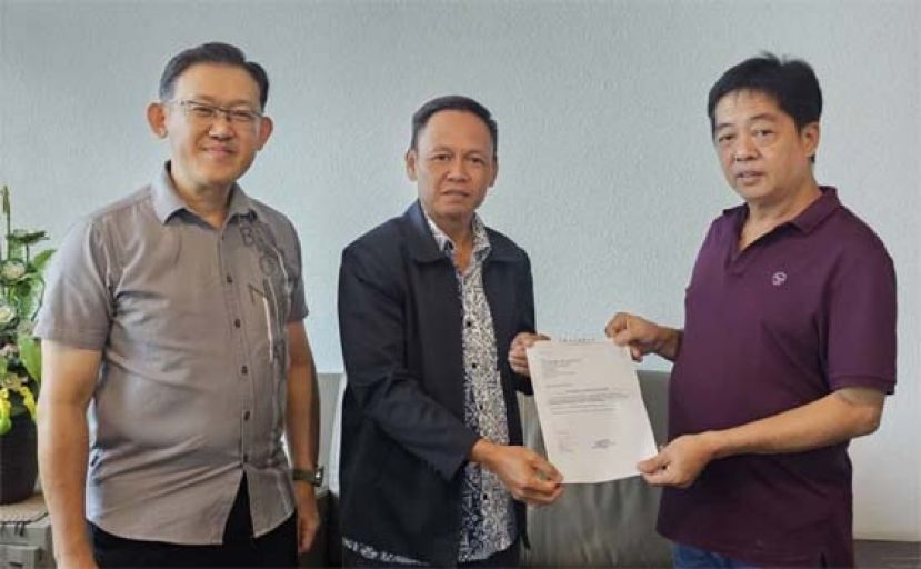 许义华（右）移交设服务柜台邀请函予社险砂局长陈邦正；左为薛华东。