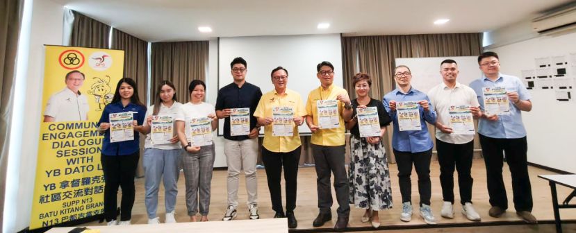 左五起峇都吉当区议员罗克强、&ldquo;N13峇都吉当健康日&rdquo;活动筹委会主席兼巴达旺市议员吴得瑜、砂人联党峇都吉当支部秘书郑莉薲联连同参与的伙伴单位代表在新闻发布会上展示&ldquo;N13峇都吉当健康日&rdquo;活动海报。