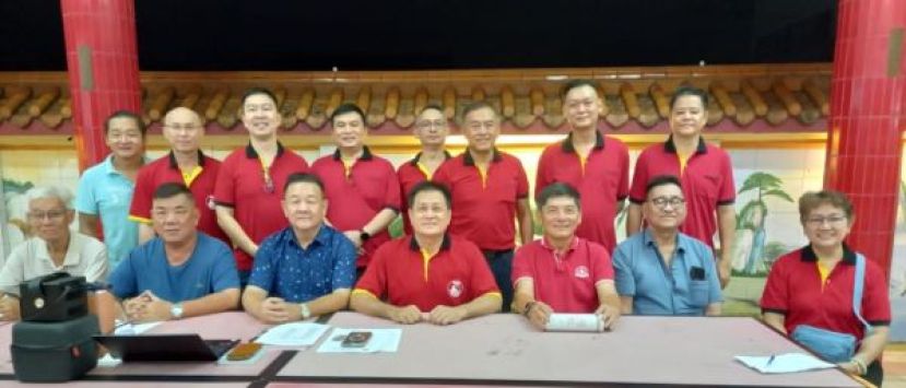 古晋东嶽观&ldquo;接神&rdquo;庆典筹委主席方明生（右3）、该观主席方文祥太平局绅（右4）等理事在筹备会议上合影。