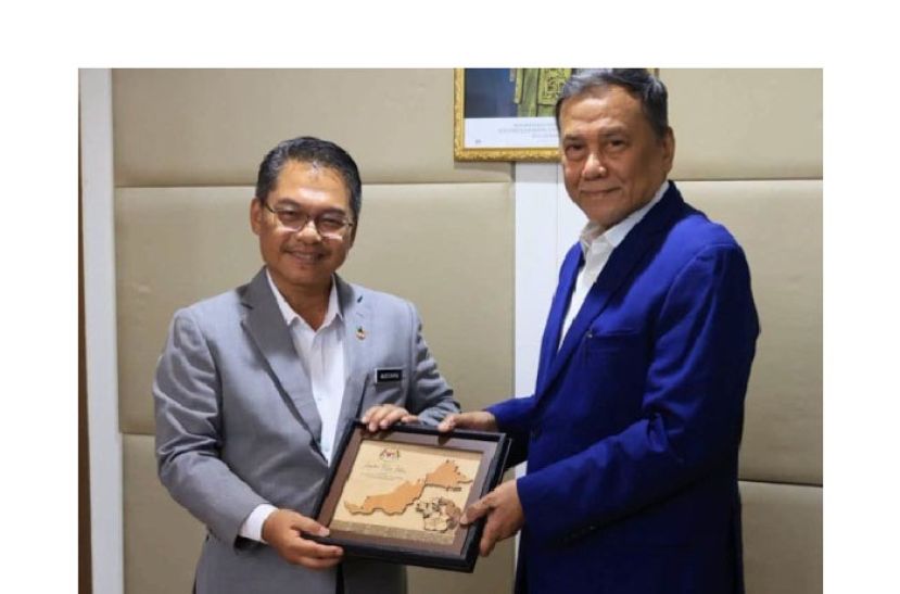 首相署部长慕沙达法(左)赠送纪念品予选委会主席南兰哈仑。