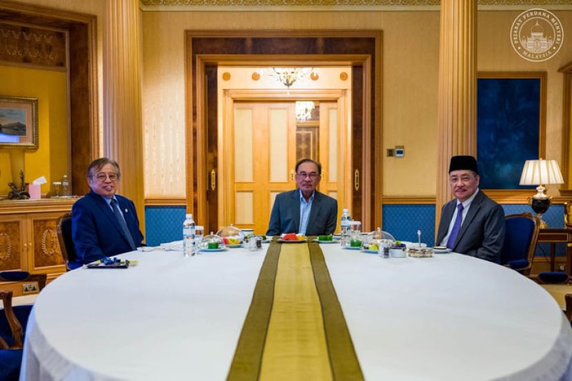 首相安华(中)与阿邦佐哈里(左)及哈兹兹(右)举行早餐交流会。