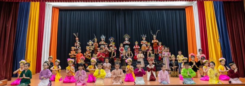 砂州民族舞蹈大汇演：和谐舞出各民族和谐共处，欢庆节日的热闹情景。