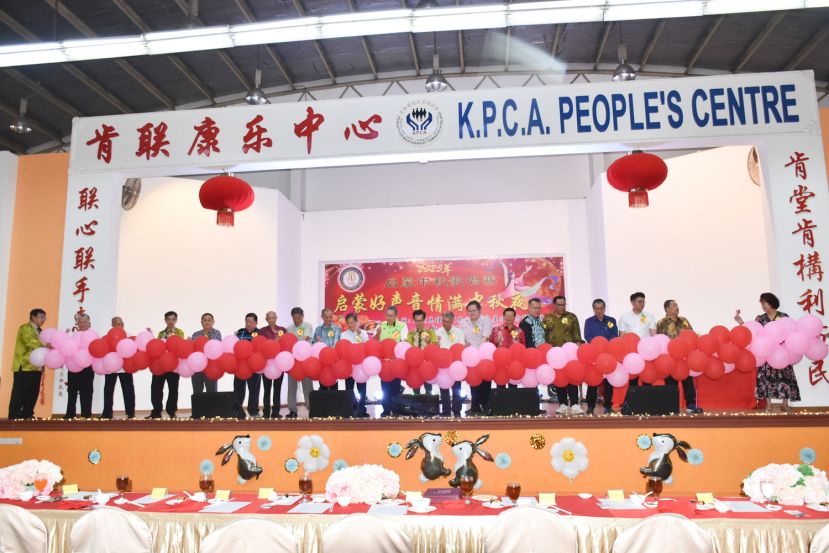 嘉宾们联合剪彩。