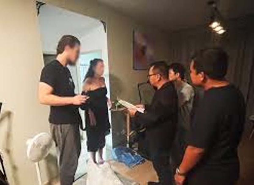 美籍情侣紧紧相拥，毙命泰国酒店房内。