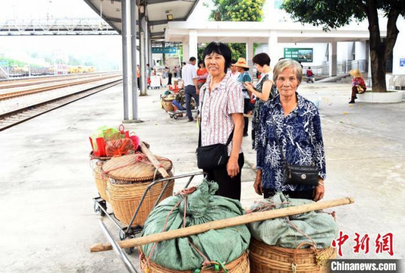 吴金连（右）和谢育兰（左）在候车。