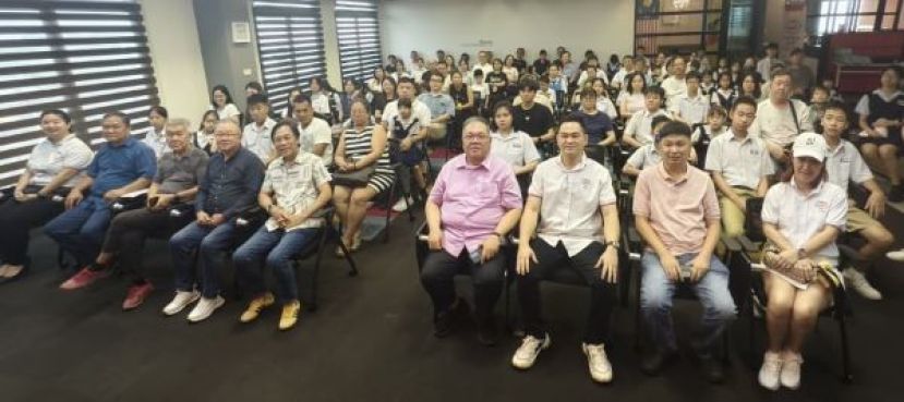 出席古晋中华中学校友会颁发会员子女奖励金仪式的大合影。