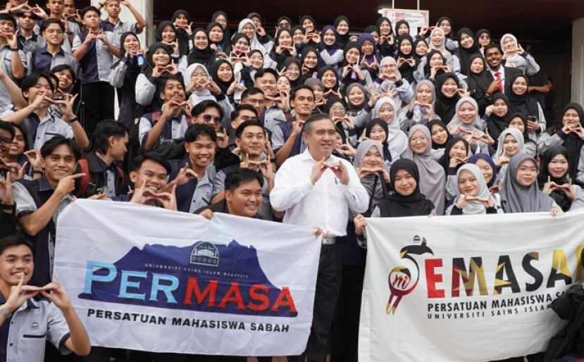 陆兆福与参加大专生交通嘉年华的学生合照。