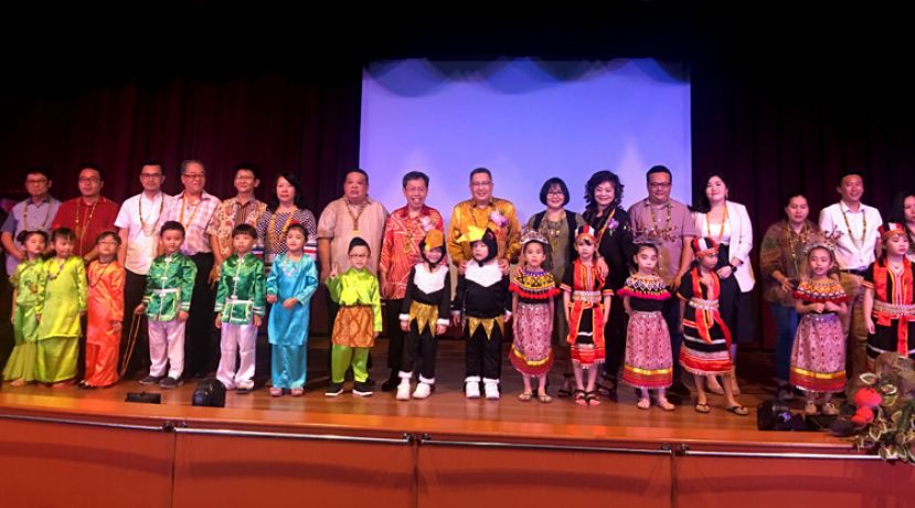 众人一同合影。