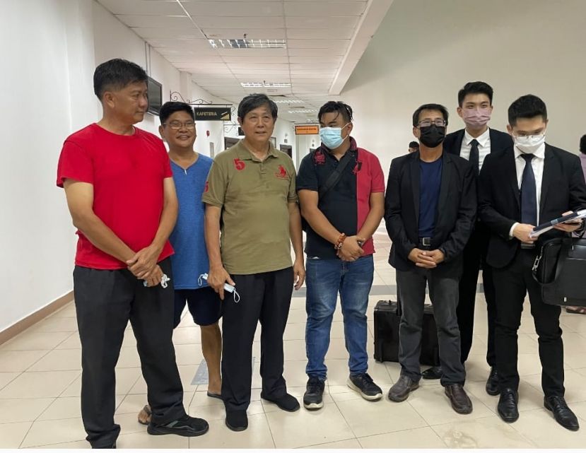 肯雅兰党主席温利山(左3)等5人因煽动被捕，但在警方撤回还押申请重获自由。