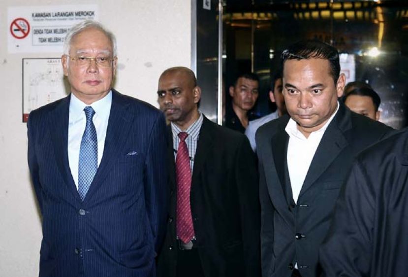 图：纳吉再现身法庭，面对新增添的三项目洗钱控罪。