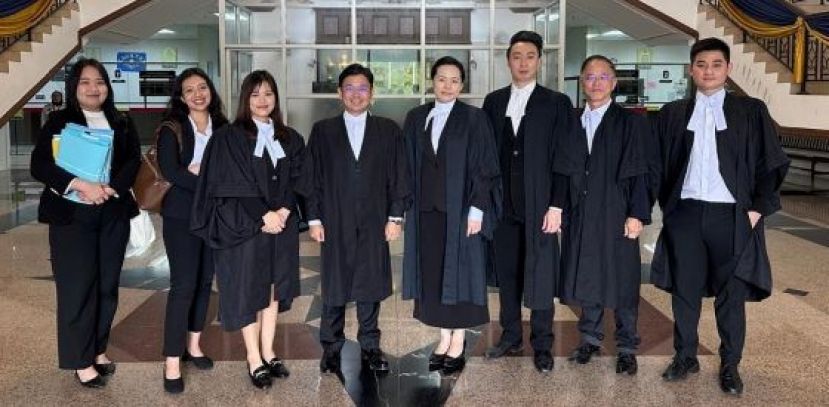 4名申请人的代表律师团在庭外合影；左四起为薛斯政、杨仪琳以及林建良。