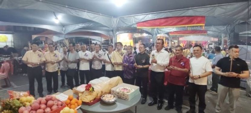 哥打圣淘沙区州议员叶耀星（右四）在众嘉宾的陪同下敬香时影。