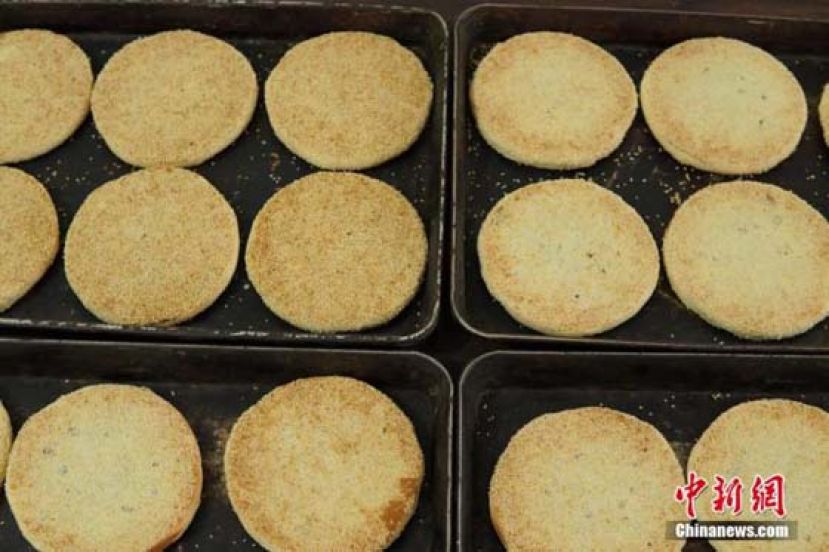 新鲜出炉的月饼香气扑鼻，令人垂涎。