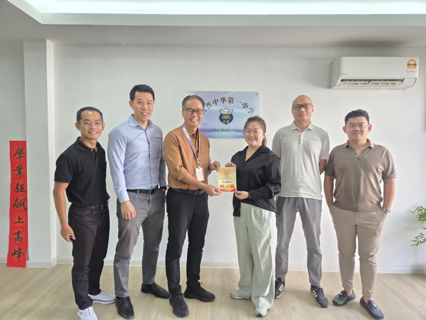 田佳鸣（右三）与各班代表向古晋一中校长李志鹏移交毕业20周年聚会邀请函。 
