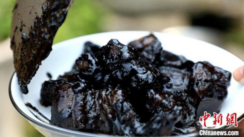 谭芝祯将出坛后的鲊肉，简单烹饪，便是一道美味佳肴。