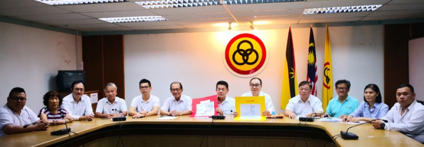 出席新闻发布会的人联党人与留台人。左起;是人联党南甲支部青年团罗进良，都东支部邱秀琪，刘毖锐律师，张锦兴，田俊发，拿督孙春德医生，拿督陈冠勋，黄振渊，许赞礼牙医，张济亮，吴文玲，钱本传。