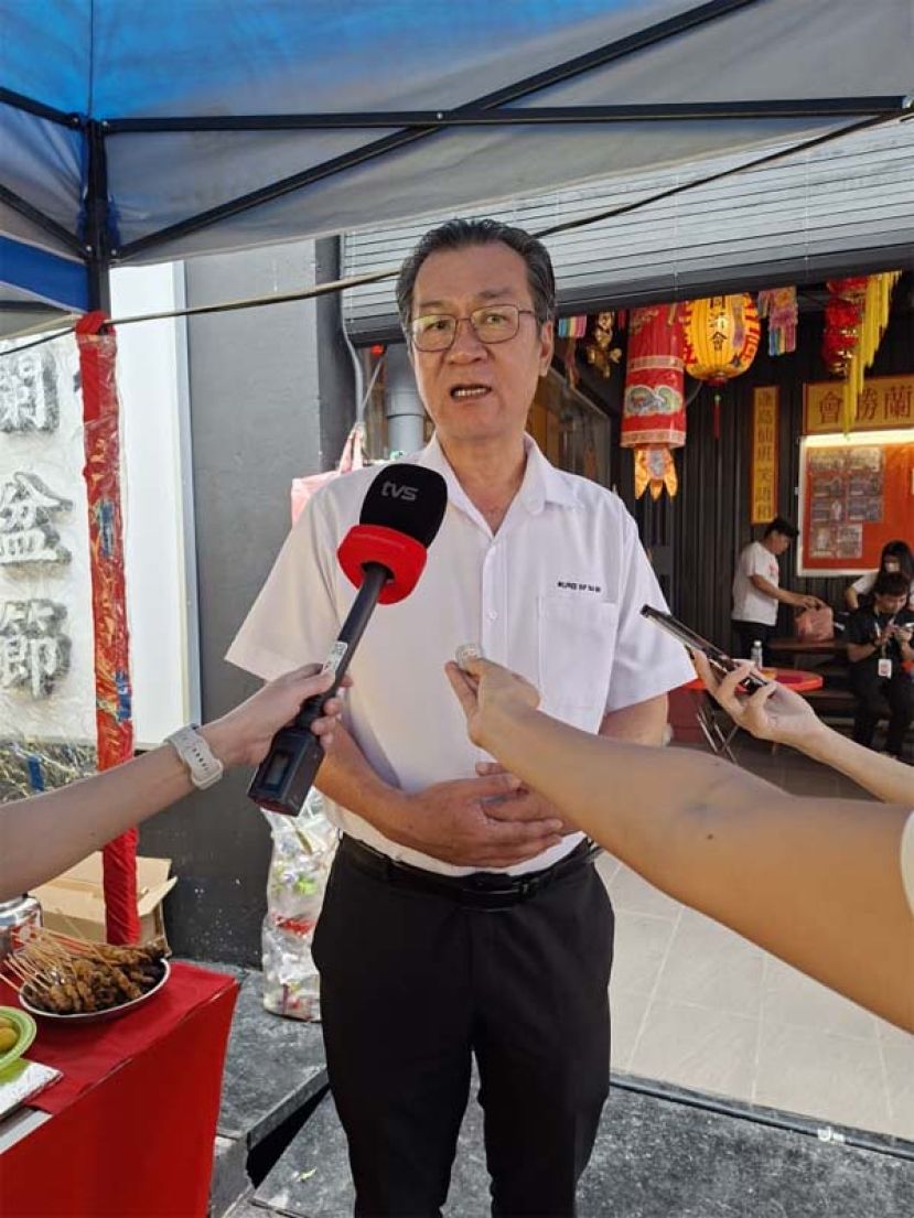哥打圣淘沙区立法议员叶耀星向媒体发布谈话时影。