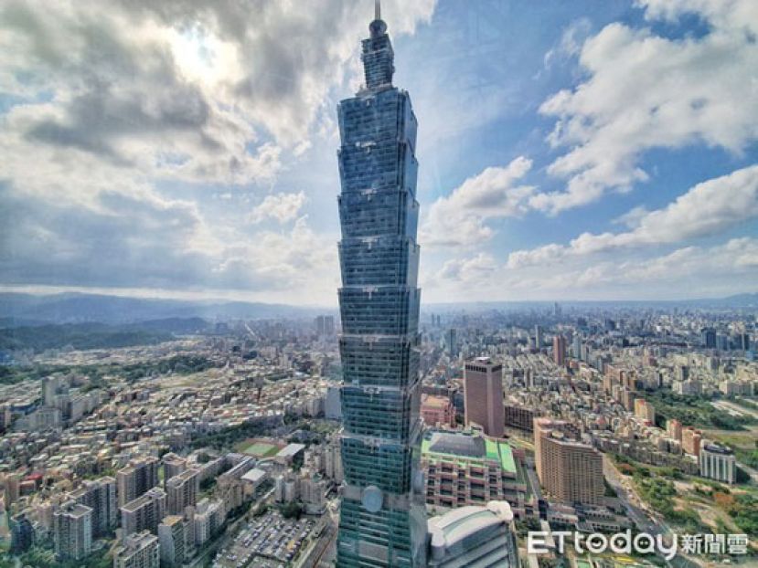 台北101矗立在台北市信义区。