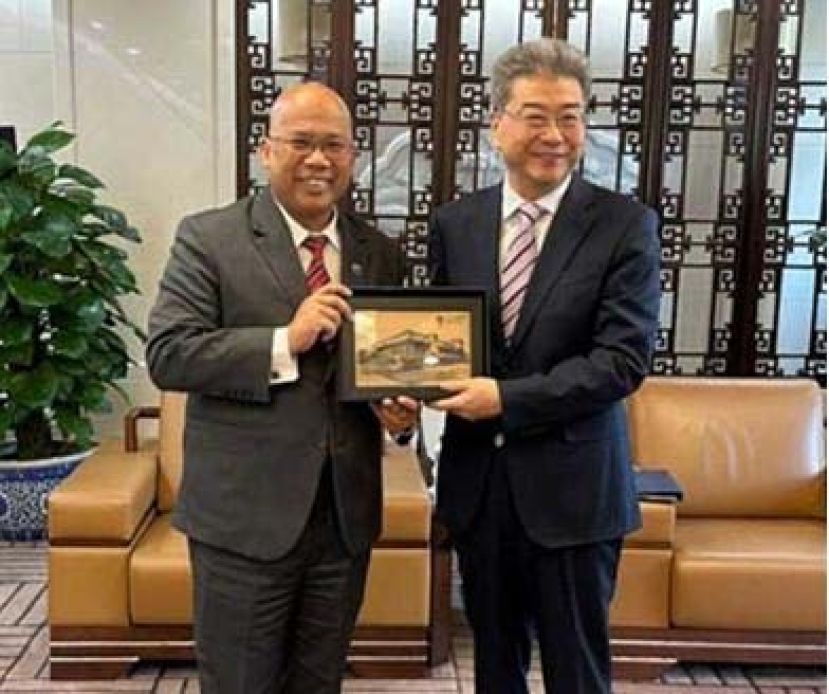 ●马大校长诺阿祖安（左）与中国教育部副部长吴岩（右）会面。
