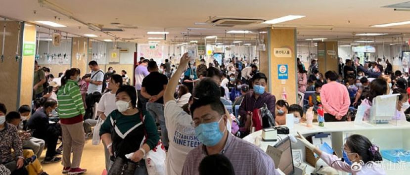 北京一家医院塞满患者。