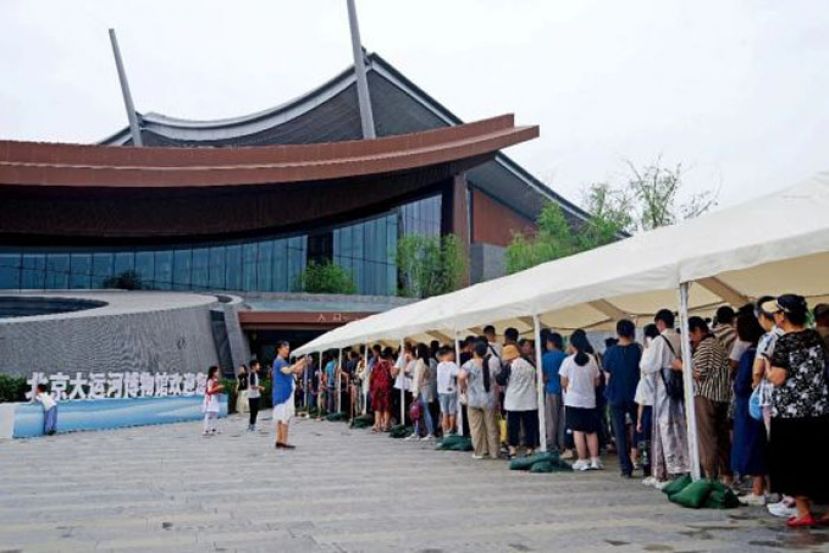 众多家长带领小孩在北京大运河博物馆观看&ldquo;探秘古蜀文明──三星堆与金沙&rdquo;展览。