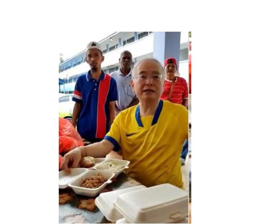 魏家祥展示灾民在疏散中心所获取的食物。