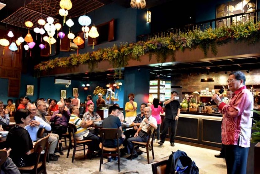 拿督邓伦奇在砂拉越文化研究学会感谢宴上致词。