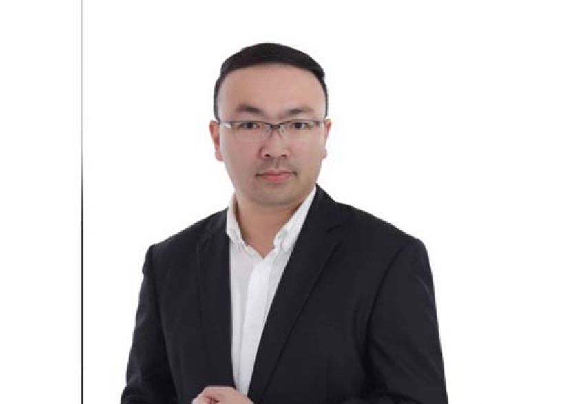 郑摩多专卖店董事兼砂华青总团财政郑国栋。