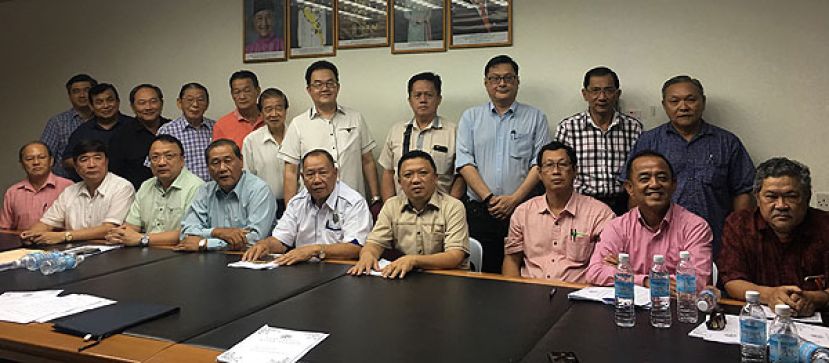 众人于会员代表大会后召开新闻发布会上合影。