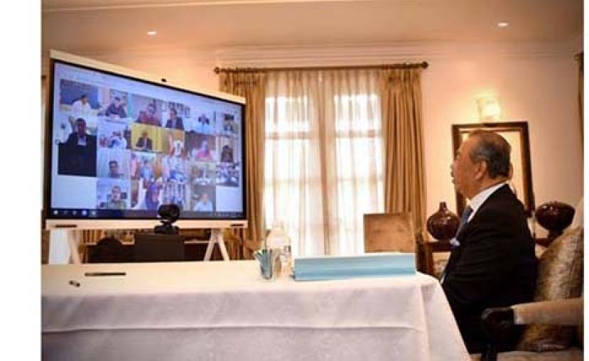 丹斯里慕尤丁透过视讯与其他内阁部长们视讯开会。   