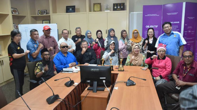 拿督斯里法蒂玛陈赛明主持&ldquo;残疾人嘉年华&rdquo;新闻发布会，带领出席者高喊口号。