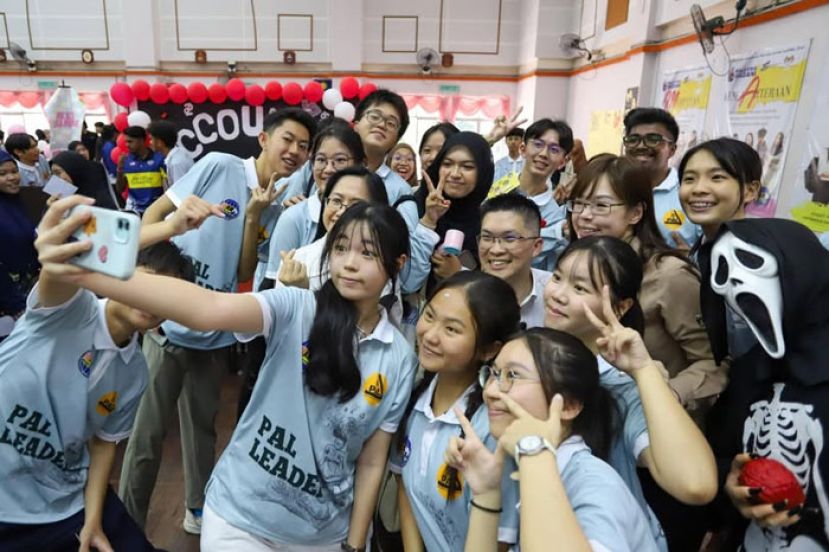 黄家和与学生们合影。(取自黄家和脸书)