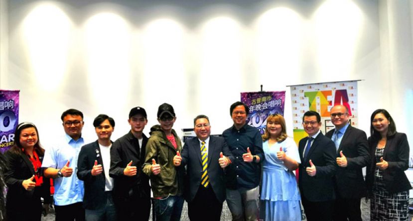 古晋南市市长拿督黄鸿圣（中）与歌手及筹委会成员摄于新闻发布会上。