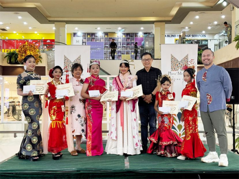 主席拿督沈坚石（右四）及筹委会主席 方淑英女士（左三）、独立购物广场代表Mr.Leovell Sam Avenido（右一）与儿童旗袍比赛 A&amp;B 组优胜者合照。