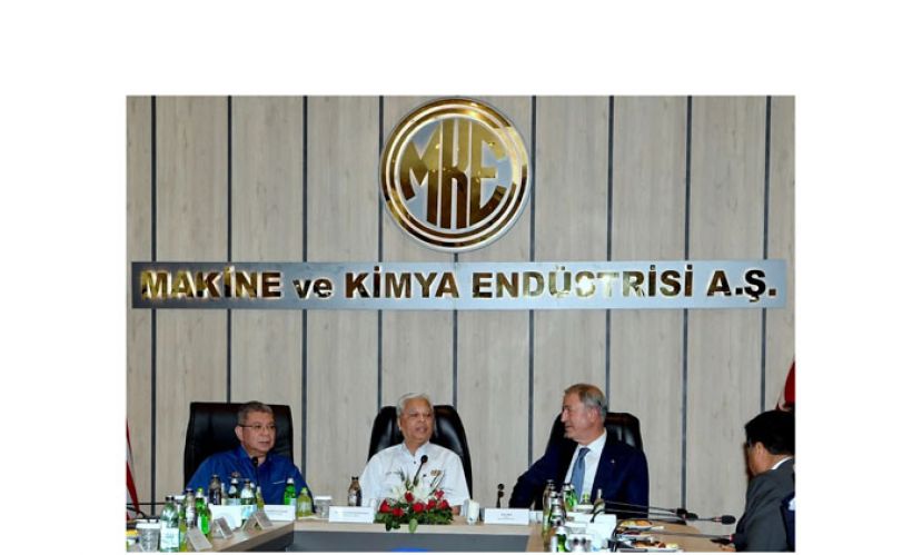 首相依斯迈沙比里（左二）在土耳其国防部长阿卡尔（右二）陪同下，参观土耳其机械化学工业公司。左一为外交部长赛夫丁。